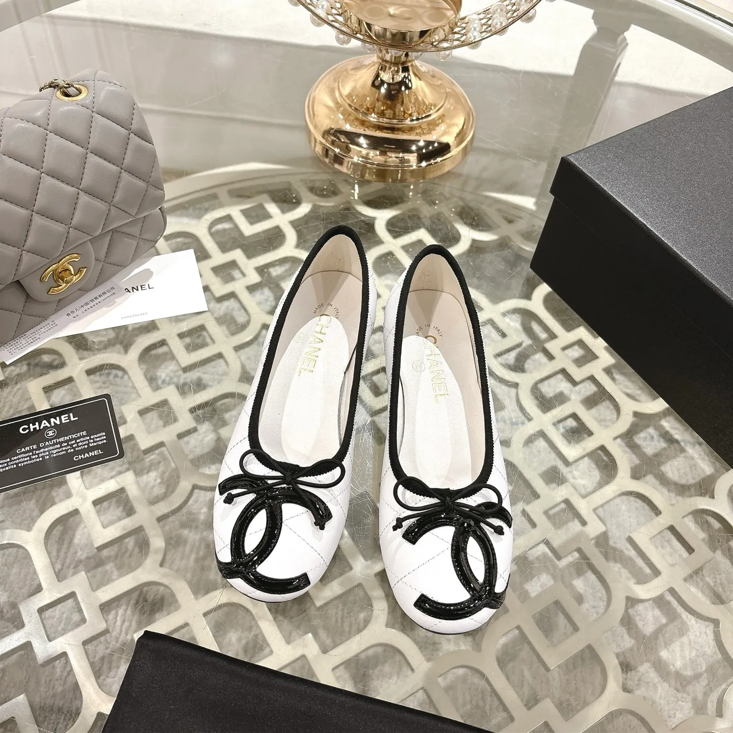 👟👟Ex-factory price 540👟👟 [Purchase-level quality] CHANEL Xiaoxiang 25/A new summer bow-tie shoes 💃 This pair of "dancing shoes" is really breathtakingly beautiful! Made of cowhide fabric + exquisite electric embroidery, every detail exudes a sense of high-end ~ classic bow design, Italian genuine leather sole, comfortable and elegant on the feet, a perfect must-have for fairies!  🌟 All counters are from the same source! All materials are customized according to the original 1:1, and are developed and patterned from genuine products. The quality is absolutely assured ~ a classic that must be bought every year, a versatile artifact that looks great whether paired with skirts or jeans!  💖 The perfect finishing touch for summer outfits, sisters, just do it! 👉 Fabric: Imported sheepskin Lining: Imported sheepskin Outsole: Private molded outsole Size: 35-40 Leather surface